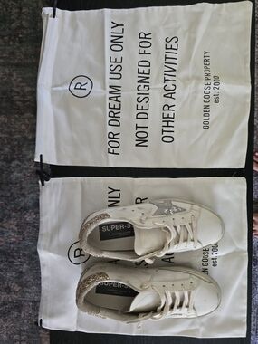 GOLDEN  GOOSE Super-Star with gold glitter back and silver star! Like New!